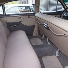 Hochzeitsauto: Auf zwei fahrenden Sofas wie zu Grossmutters Zeiten schweben Sie im Buick komfortabel über die Strassen. - Buick Super Eight