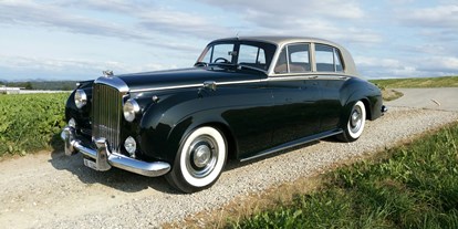Hochzeitsauto-Vermietung - Chauffeur: Chauffeur buchbar - Cadillac von Oldtimervermietung Rent A Classic Car