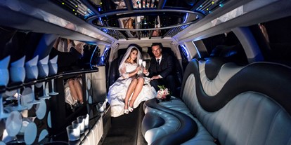 Hochzeitsauto-Vermietung - sehr edel und elegant mit schwarzem Teppich und Sternenhimmel






 - Stretchlimousine Deluxe Linz