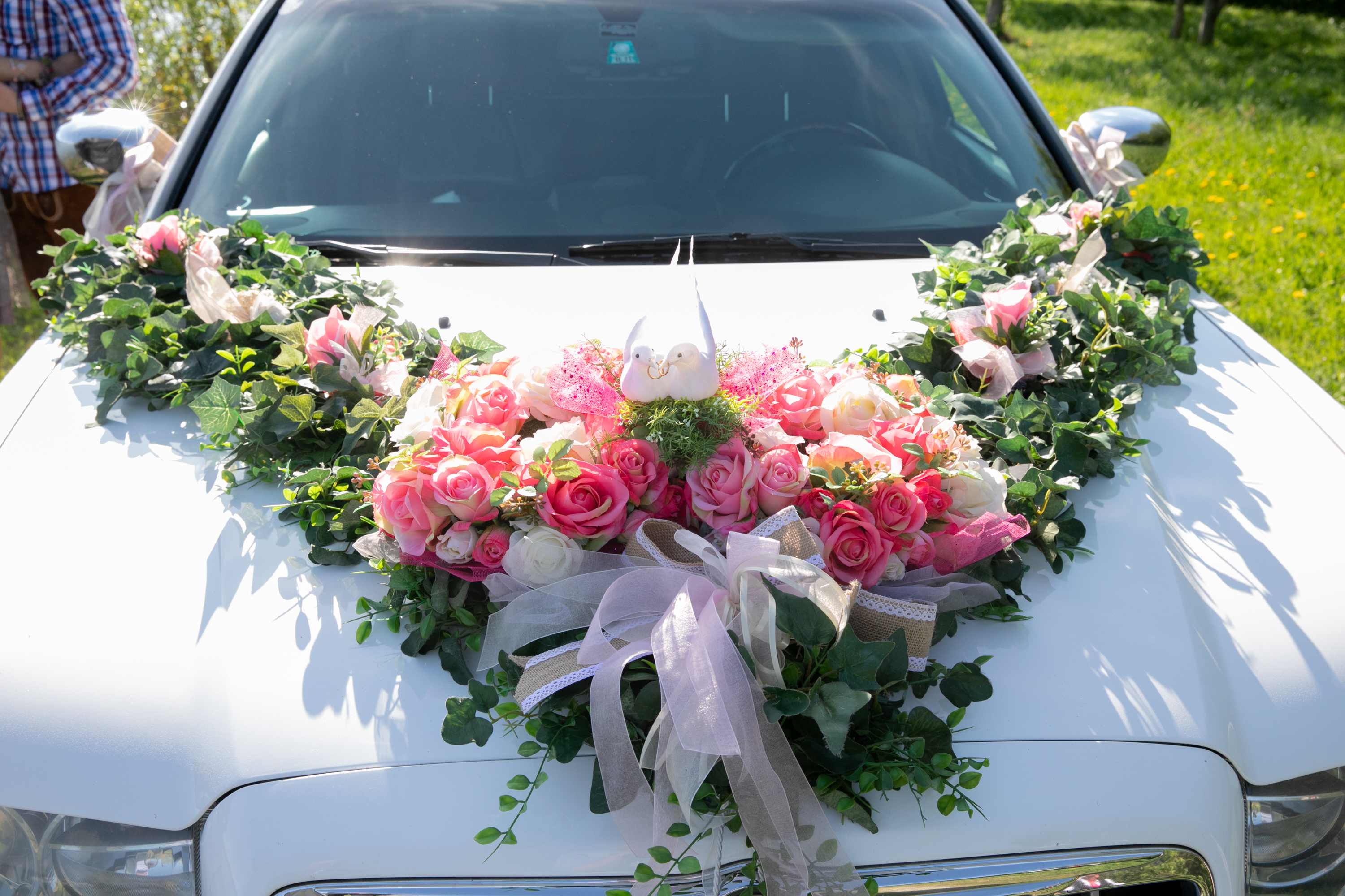 Hochzeitsauto - Unser handgefertigter Blumenschmuck bietet viele Möglichkeiten ihn zu deinem Brautstrauß passend zu gestalten. Wenn wir deine Blumen nicht zur Auswahl haben verwenden wir gerne deine Bänder und Maschen um ihn farblich zu deiner Blumendeco abzustimmen. 
Schau auf unserer Homepage und suche dir den passenden Blumenschmuck aus. - Stretchlimousine Deluxe Linz