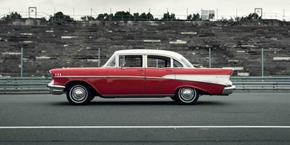 Hochzeitsauto-Vermietung - Farbe: Rot - Chevrolet Bel Air von der Seite - Chevrolet Bel Air von Dreamday with Dreamcar - Nürnberg