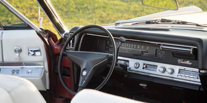 Hochzeitsauto-Vermietung - Farbe: Rot - Innenraum des Cadillac Cabrio - Cadillac Cabrio von Dreamday with Dreamcar - Nürnberg