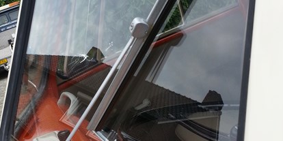 Hochzeitsauto-Vermietung - Farbe: Rot - Tresdorf (Leobendorf) - VW Bulli Fenster Bus T1 Baujahr 1966, 9 Sitze  - VW Fenster Bus T1 Bulli von Dr. Georg Schratzenthaller 