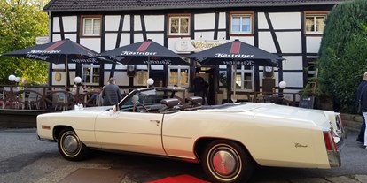 Hochzeitsauto-Vermietung - Chauffeur: nur mit Chauffeur - PLZ 58642 (Deutschland) - Cadillac Eldorado 1975 Seitenansicht + Roter Teppich - Cadillac Eldorado Convertible 1975