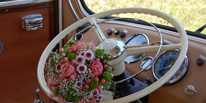 Hochzeitsauto-Vermietung - Farbe: Beige - Bruck (Zell am Pettenfirst) - Lenkrad - Mercedes Benz O 321 H & O 321 HL von Messinger Reisen