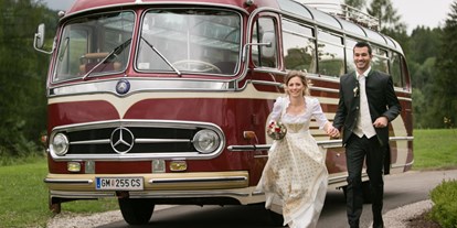 Hochzeitsauto-Vermietung - Antrieb: Diesel - Eck (Altmünster) - In Tracht heiraten 
© www.Sagja-im-Salzkammergut.at - Mercedes Benz O 321 H & O 321 HL von Messinger Reisen