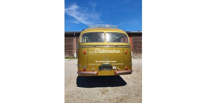 Hochzeitsauto-Vermietung - Farbe: Gelb - PLZ 4845 (Österreich) - Ein schöner Rücken, kann entzücken.
© Reisebüro Messinger - Mercedes Benz O 321 H & O 321 HL von Messinger Reisen