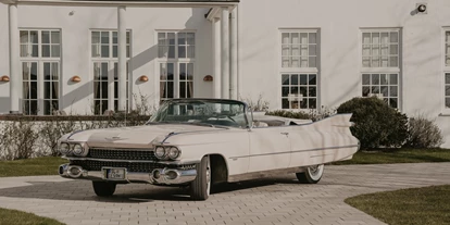 Hochzeitsauto-Vermietung - Shuttle Service - Ahrenshöft - Diese Bilder entstanden bei einem schönen Shooting mit Flor-Fotografie vorm Strandhotel in Glücksburg  - Traumhaftes Pink Cadillac 1959 Cabrio 