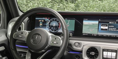 Hochzeitsauto-Vermietung - Farbe: Grau - Innenraum mit volldigitalem Kombiinstrument. - Mercedes G-Klasse G500