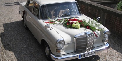 Hochzeitsauto-Vermietung - Farbe: Beige - Mercedes "Heckflosse" 200 / Modell W110 in Creme, BJ 1966.  - Mercedes Heckflosse 200 - Der Oldtimerfahrer