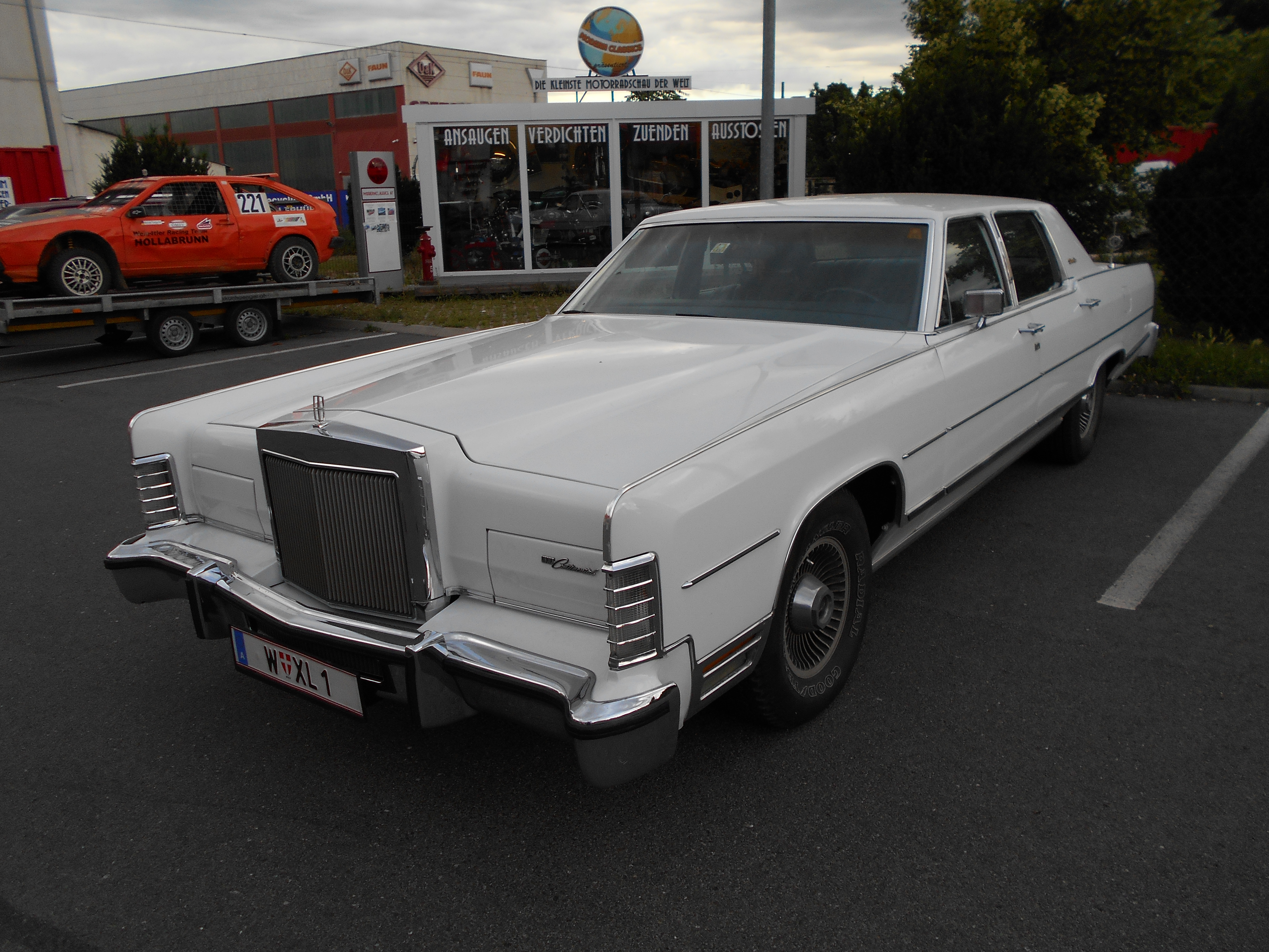 Hochzeitsauto - Lincoln Continental, Automatik, Klima, innen blau, auf Wunsch mit Blumenschmuck, Aufklebern oder Banderole. Erfragen Sie Ihr individuelles Angebot.

Weitere Fahrzeuge auf Anfrage. Wir haben auch Gespanne zB. Jawa, Moto Guzzi, Yamaha, vom Puch 500 bis zum London Taxi. Ebenso Fahrzeuge mit Anhänger, so kann überall gefeiert werden... - Lincoln Continental