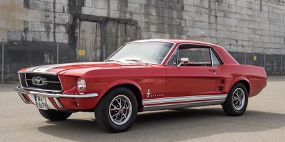 Hochzeitsauto-Vermietung - Farbe: Weiß - Bayern - Unser roter Mustang - Ford Mustang Coupé von Dreamday with Dreamcar - Nürnberg