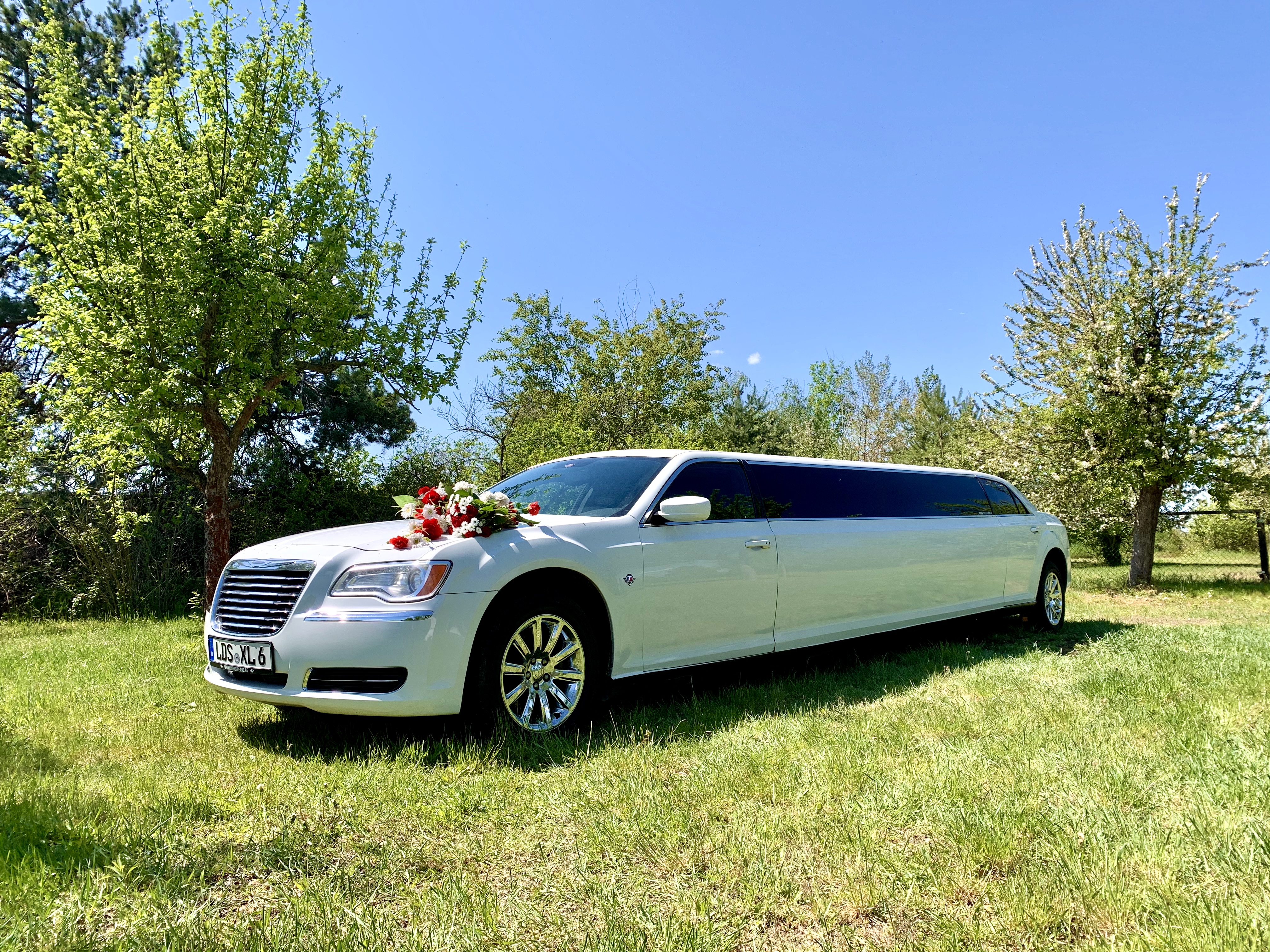 Hochzeitsauto - weiße CHRYSLER 300 c Stretchlimousine