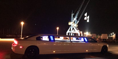 Hochzeitsauto-Vermietung - Farbe: Weiß - Mecklenburg-Vorpommern - Stretchlimousine im dunkeln - Stretchlimousine Dodge Charger