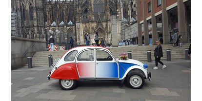 Hochzeitsauto-Vermietung - Farbe: Rot - Köln, Bonn, Eifel ... - Marieanne vor dem Dom  - Deux Chevaux  2 cv