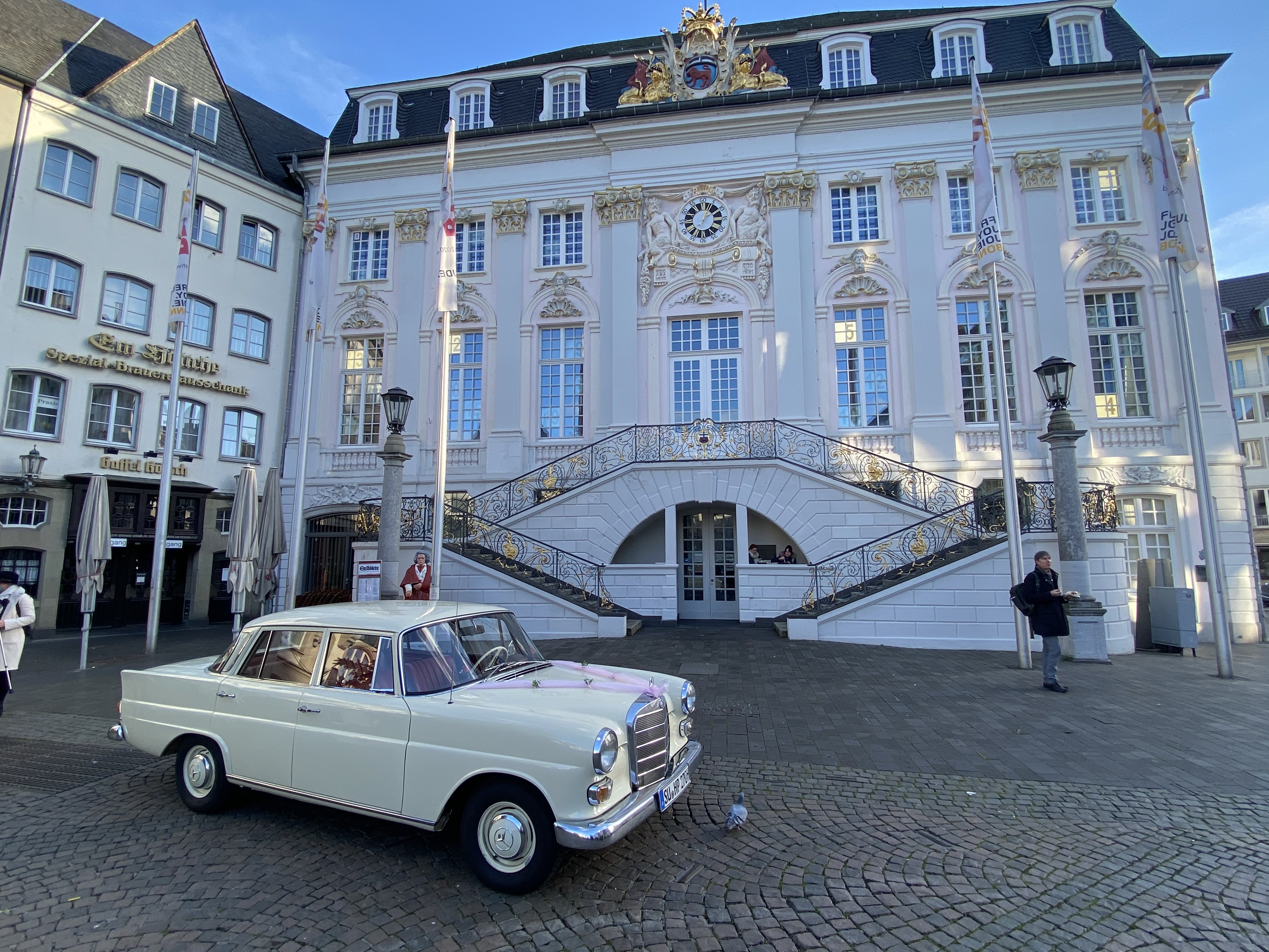 Hochzeitsauto - Im Einsatz am alten Bonner Rathaus mit Standard Deko - Mercedes Heckflosse  - Ein Auto für Ihre Sternmomente