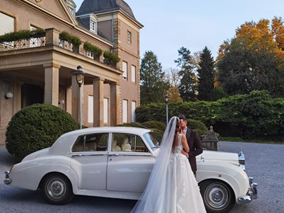 Hochzeitsauto-Vermietung - Marke: Rolls Royce - Weisser Silver Cloud zur himmlischen Hochzeitsfahrt - Weisser Rolls Royce Silver Cloud