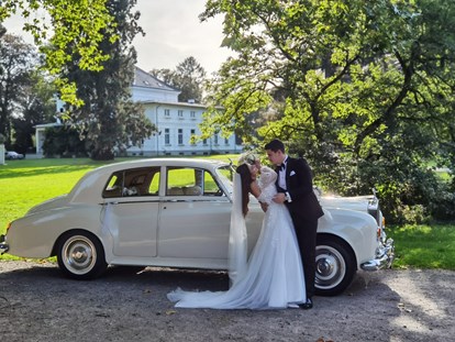 Hochzeitsauto-Vermietung - Chauffeur: Chauffeur buchbar - Erpel - Weisser Rolls Royce Silver Cloud
