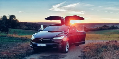 Hochzeitsauto-Vermietung - Farbe: Schwarz - Rheinmünster - Model X bei Sonnenuntergang - Tesla Model X mit einzigartigen Flügeltüren in Spacegry 