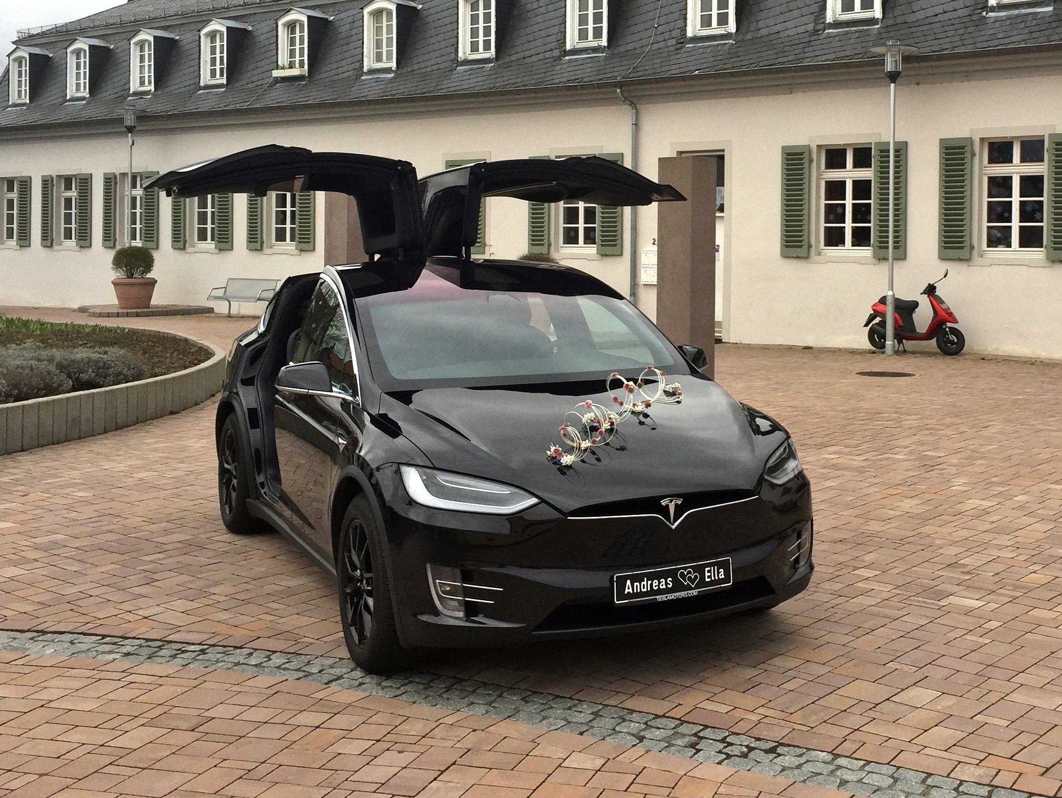 Hochzeitsauto - unser schwarzes Model X (2017) - Tesla Model X mit einzigartigen Flügeltüren in Spacegry 