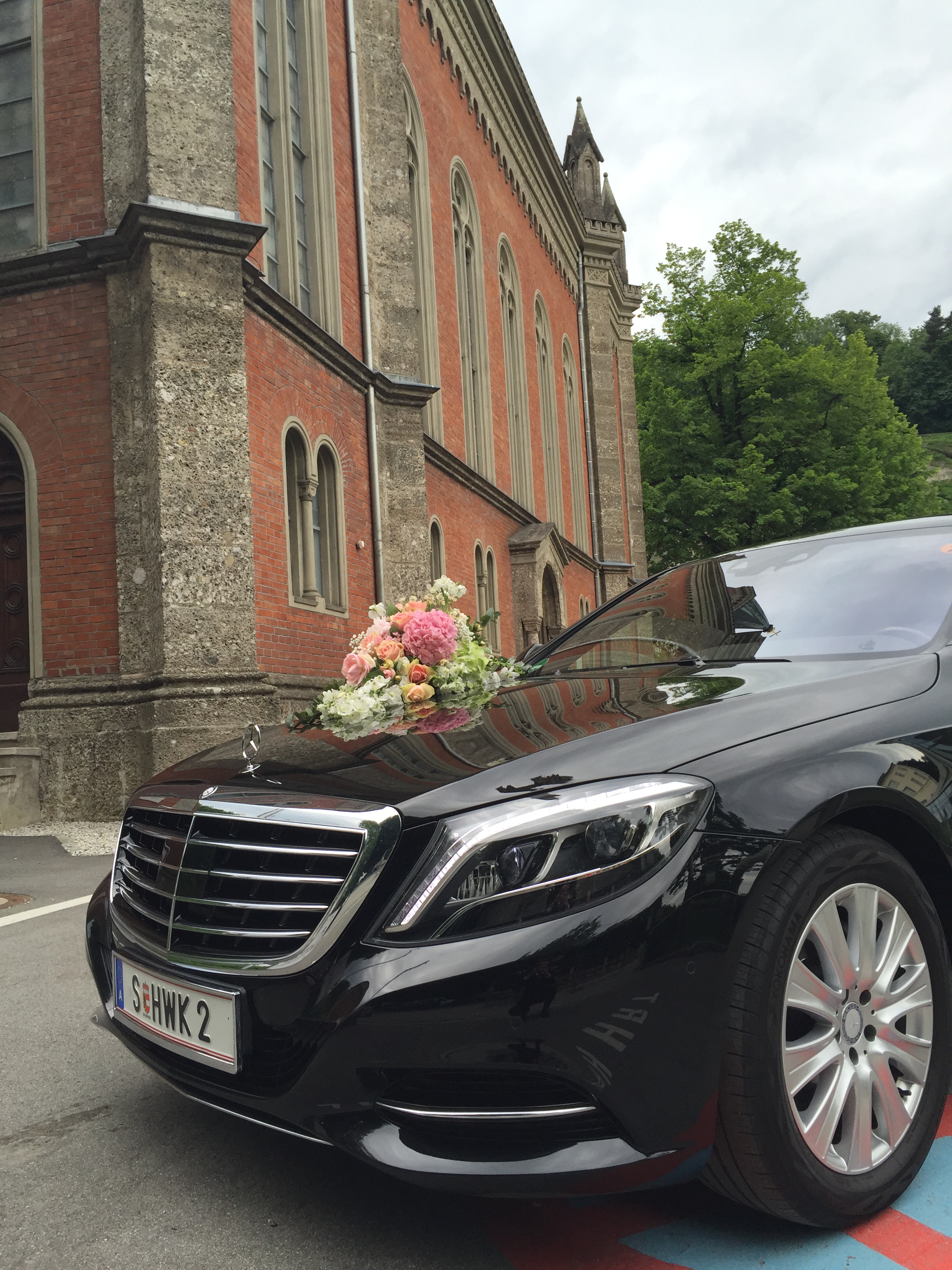 Hochzeitsauto - Mercedes S-Klasse: 
Mit diesem Fahrzeug ist man nie falsch „gekleidet“. Die elegante Limousine hat einen langen Radstand, wodurch Sie im Fond ein großzügiges Platzangebot haben. 
 - Mercedes E-Klasse von HWK Salzburg Limousinenservice