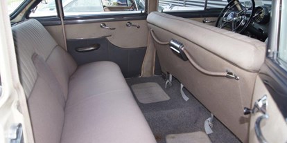 Hochzeitsauto-Vermietung - PLZ 4030 (Schweiz) - Auf zwei fahrenden Sofas wie zu Grossmutters Zeiten schweben Sie im Buick komfortabel über die Strassen. - Buick Super Eight