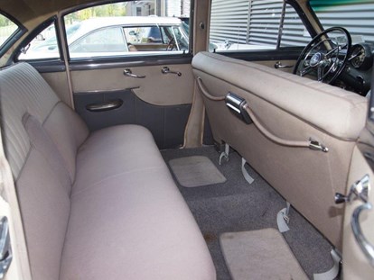 Hochzeitsauto-Vermietung - Auf zwei fahrenden Sofas wie zu Grossmutters Zeiten schweben Sie im Buick komfortabel über die Strassen. - Buick Super Eight