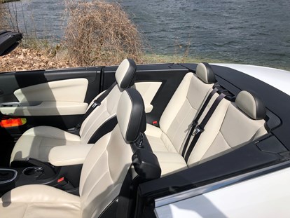 Hochzeitsauto-Vermietung - Farbe: Weiß - Lancia Flavia Cabrio, weiss,
innen 4 Sitzer - Lancia Flavia Cabrio weiss