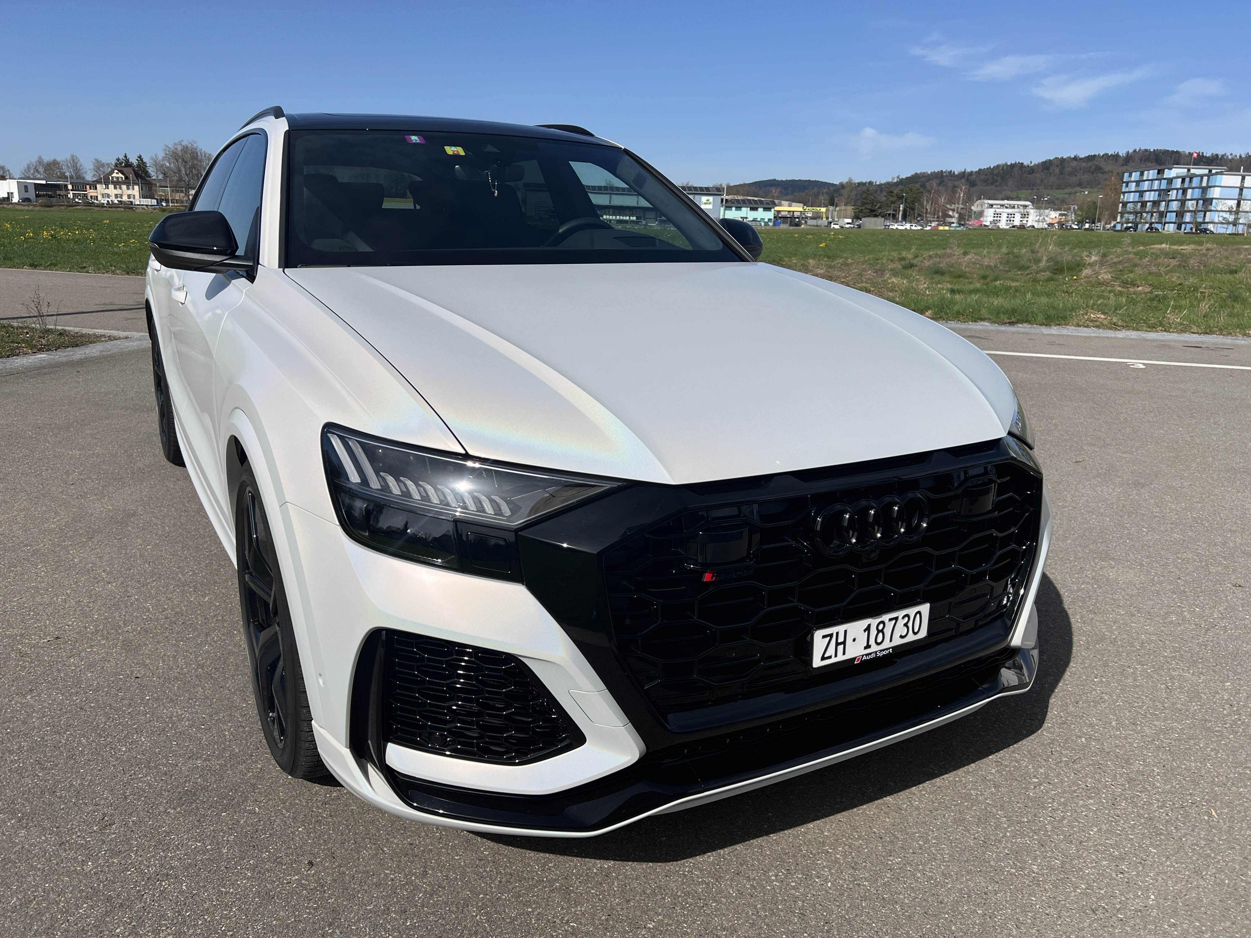 Hochzeitsauto-Vermietung - Antrieb: Benzin - Zürich - Luxuriöser AUDI RSQ8 in Satin Flip Ghost Pearl für besondere Anlässe