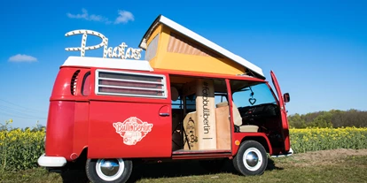 Hochzeitsauto-Vermietung - PLZ 10245 (Deutschland) - * Die erste rollende Fotobox Berlin´s in einem glanzvollen VW T2 Bulli.
* Ob Hochzeiten, Geburtstage, Firmenevents oder Messen - es gibt nix was er nicht kann.
* Inklusive hochwertiger Fotos, tollen Requisiten und Sofortdruck 
* Social Media Booth: Teilen der Bilder auf Facebook, Twitter & Co. - Old Bulli Berlin