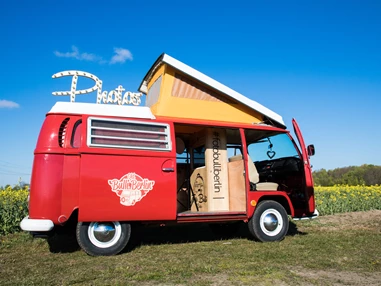 Hochzeitsauto: * Die erste rollende Fotobox Berlin´s in einem glanzvollen VW T2 Bulli.
* Ob Hochzeiten, Geburtstage, Firmenevents oder Messen - es gibt nix was er nicht kann.
* Inklusive hochwertiger Fotos, tollen Requisiten und Sofortdruck 
* Social Media Booth: Teilen der Bilder auf Facebook, Twitter & Co. - Old Bulli Berlin