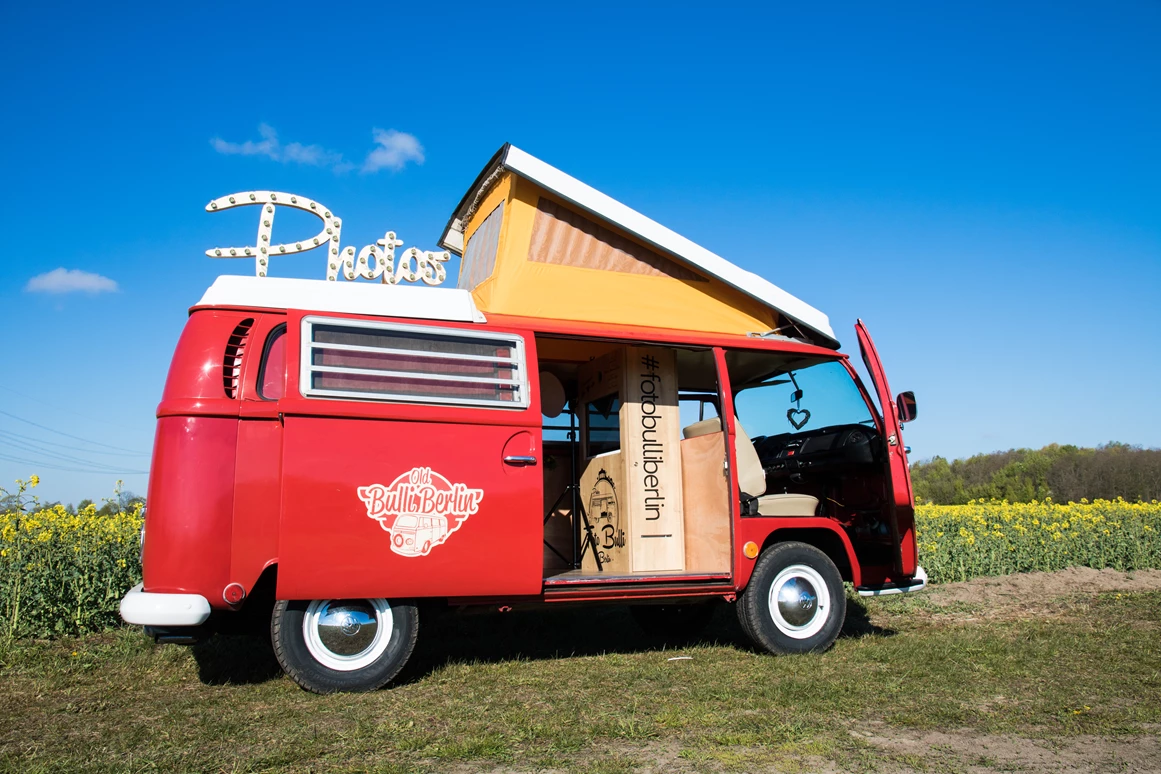 Hochzeitsauto: * Die erste rollende Fotobox Berlin´s in einem glanzvollen VW T2 Bulli.
* Ob Hochzeiten, Geburtstage, Firmenevents oder Messen - es gibt nix was er nicht kann.
* Inklusive hochwertiger Fotos, tollen Requisiten und Sofortdruck 
* Social Media Booth: Teilen der Bilder auf Facebook, Twitter & Co. - Old Bulli Berlin