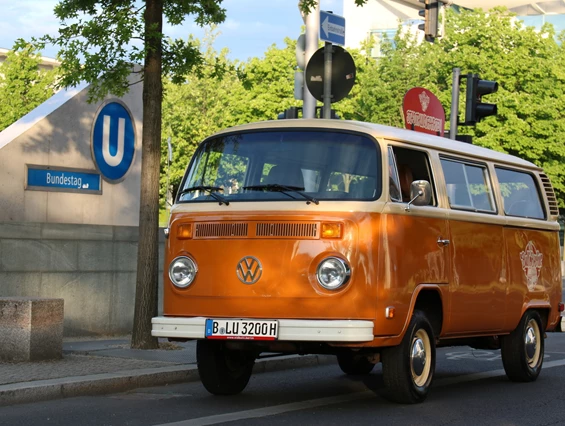 Hochzeitsauto: T2b Mr. Bobby - 8 Sitzplätze, Schiebedach, innen: braunes Kunstleder - Old Bulli Berlin