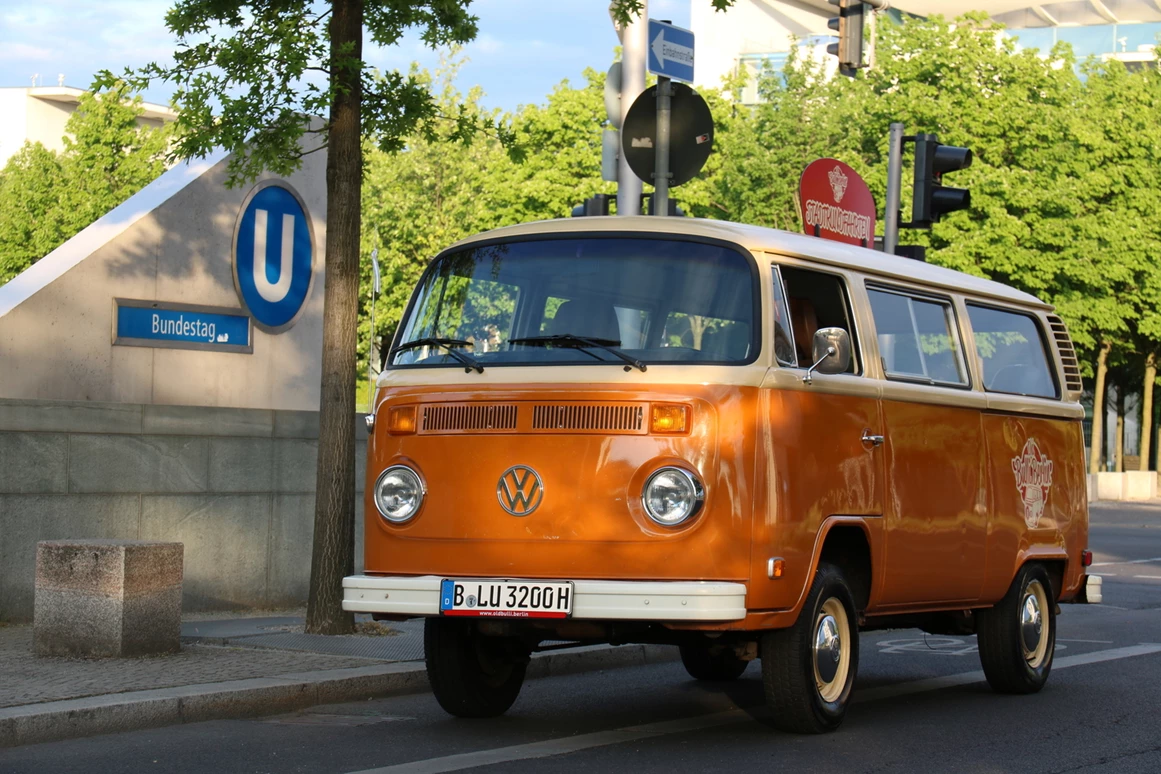 Hochzeitsauto: T2b Mr. Bobby - 8 Sitzplätze, Schiebedach, innen: braunes Kunstleder - Old Bulli Berlin