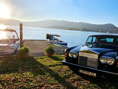 Hochzeitsauto-Vermietung - Versicherung: Haftpflicht - Sbg. Salzkammergut - Im Hintergrund Schloss Orth. Das Standesamt befindet sich direkt im Schloss. - Rolls Royce Silver Shadow I LWB