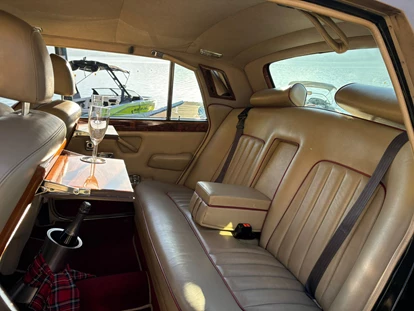 Hochzeitsauto-Vermietung - Versicherung: Haftpflicht - Sbg. Salzkammergut - Kombinierte Fahrten mit dem Motorboot sind auf Anfrage möglich. Max 11 Personen. - Rolls Royce Silver Shadow I LWB