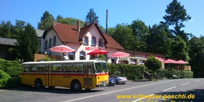 Hochzeitsauto-Vermietung - Wermelskirchen - Schwyzer Poschti bei Einkehr zum Mittagessen Lydiaturm Region Laacher See / Maria Laach - auf romantischer Gesellschaftsfahrt bei strahlendem Sommerwetter - Schwyzer Poschti - Oldtimer-Busfahrten im Rheinland