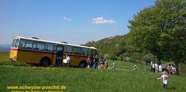 Hochzeitsauto-Vermietung - Bonn - Schwyzer Poschti Oldtimer-Postbus auf Picnic-Rast im Siebengebirge - gemütliche Geburtstagsfahrt mit Familie und Freunden vom Bergischen Land ins Ahrtal mit Fähre über den Rhein - Schwyzer Poschti - Oldtimer-Busfahrten im Rheinland