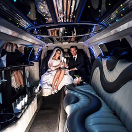 Hochzeitsauto: sehr edel und elegant mit schwarzem Teppich und Sternenhimmel






 - Stretchlimousine Deluxe Linz