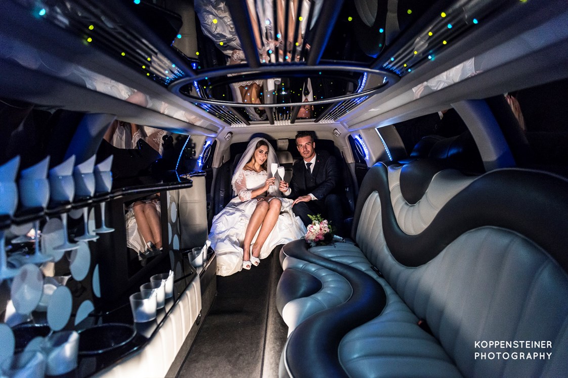 Hochzeitsauto: sehr edel und elegant mit schwarzem Teppich und Sternenhimmel






 - Stretchlimousine Deluxe Linz