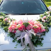 Hochzeitsauto - Unser handgefertigter Blumenschmuck bietet viele Möglichkeiten ihn zu deinem Brautstrauß passend zu gestalten. Wenn wir deine Blumen nicht zur Auswahl haben verwenden wir gerne deine Bänder und Maschen um ihn farblich zu deiner Blumendeco abzustimmen. 
Schau auf unserer Homepage und suche dir den passenden Blumenschmuck aus. - Stretchlimousine Deluxe Linz