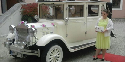 Hochzeitsauto-Vermietung - Marke: andere Marken - *Oldy* but goldy...!
DER klassische Hingucker schlechthin - einzigartig!
DAS Fotomotiv für Ihre Hochzeitsfahrt. - Oldtimer Landaulet