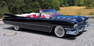 Hochzeitsauto-Vermietung - Marke: Cadillac - #CadillacChristine mit Hochzeitsschmuck - Cadillac Series 62 Convertible 1959