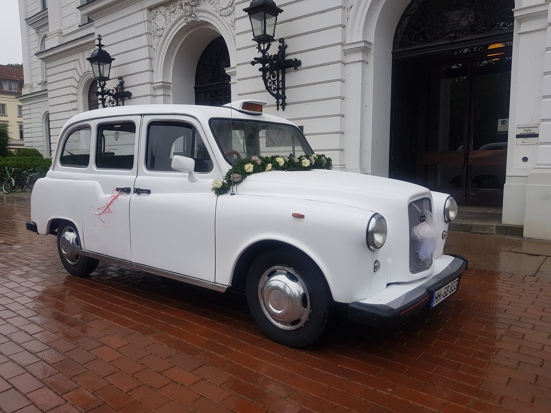 Hochzeitsauto: London Taxi in schneeweiss