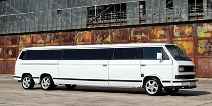 Hochzeitsauto-Vermietung - Shuttle Service - Berlin-Stadt Tempelhof - Unsere Volkswagen VW T3 "Bulli" Superstretchlimousine. Ebenso ein weltweites Unikat für ganz besondere Anlässe und Bulli Freunde. - Trabant Stretchlimousinen von Trabi-XXL