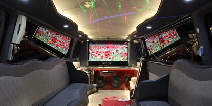 Hochzeitsauto-Vermietung - Shuttle Service - Berlin-Stadt Tempelhof - Mit Vollausstattung, Schiebedach, riesen Flat-Screen (mit schönen Fotos des Brautpaares), großer Bar, sattem Sound, Lasershow, Sternenhimmel u.v.m. - VW T3 Bulli Limousine von Trabi-XXL