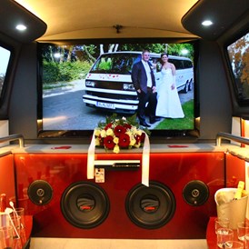Hochzeitsauto: Wohlfühl-Atmosphäre in der T3 Hochzeitslimo - VW T3 Bulli Limousine von Trabi-XXL