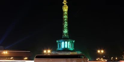 Hochzeitsauto-Vermietung - Shuttle Service - Berlin-Stadt Tempelhof - Auch bei Nacht ist die VW Stretchlimousine eine beeindruckende Erscheinung. - VW T3 Bulli Limousine von Trabi-XXL