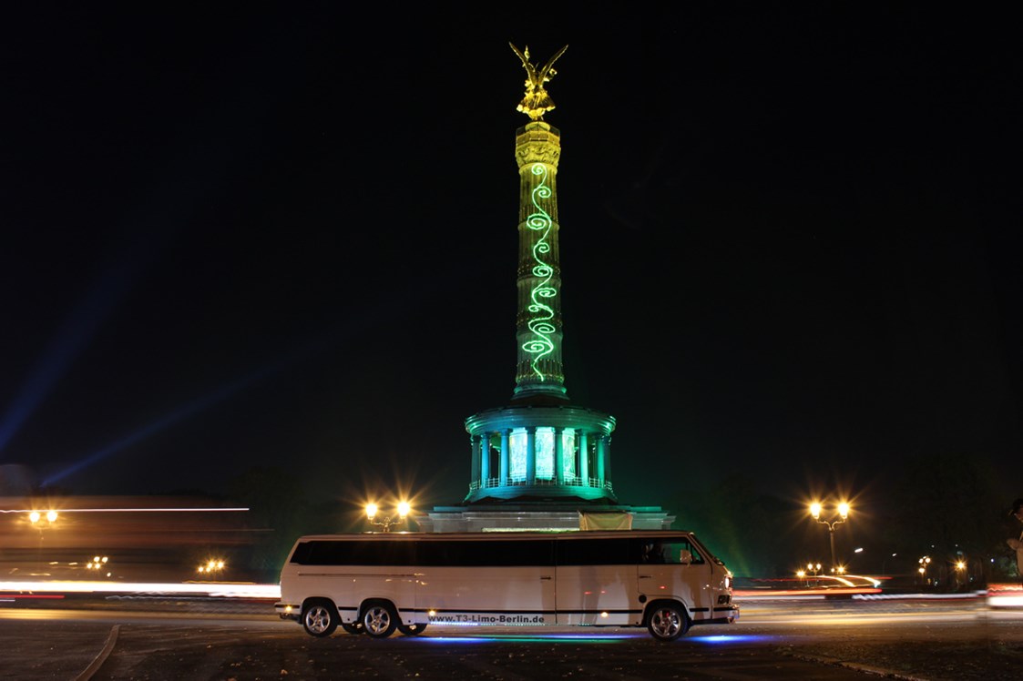 Hochzeitsauto: Auch bei Nacht ist die VW Stretchlimousine eine beeindruckende Erscheinung. - VW T3 Bulli Limousine von Trabi-XXL