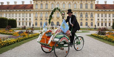 Hochzeitsauto-Vermietung - München - Der Klassiker: Indonesische Rikscha mit Fahrer. Frischer Blumenschmuck. - Hochzeitsrikscha München